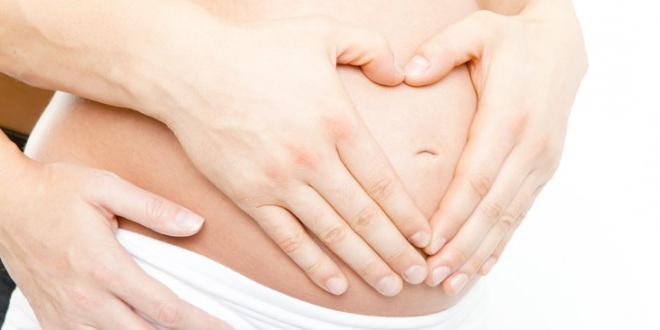 Varför visas rosa urladdning i de tidiga skeden av graviditeten?