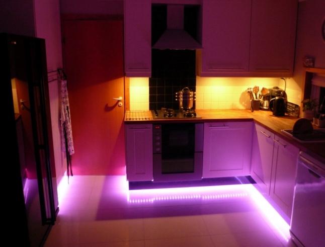 Bakgrundsbelysning i köket: hur man ritar LED bekvämlighet och komfort